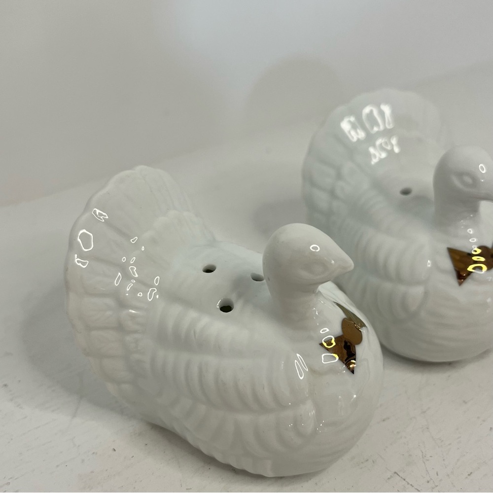 White Ceramic Turkey Salt and Pepper Shakers - Picture 4 of 7